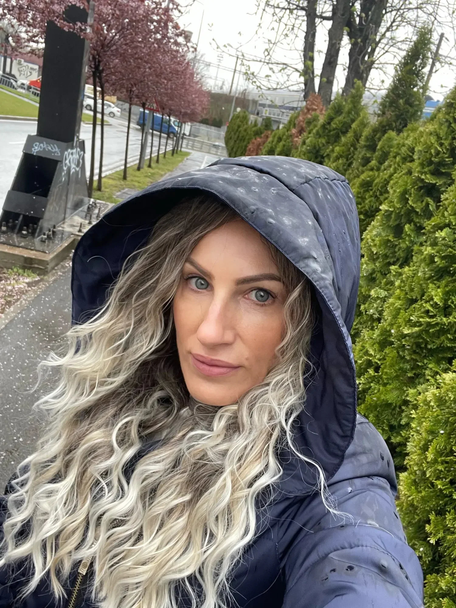 Grey blonde curly hair wig synthetic long curly hair wig suitable for women fluffy hairstyle wave Ombre wig clothing carnival party regular wig 241120