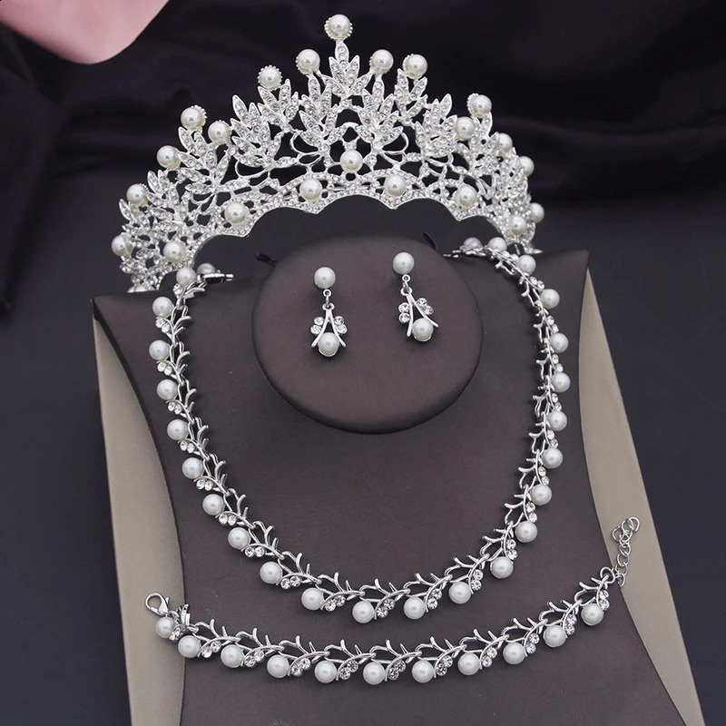 Pearl Bridal Jewelry Set Womens Tiaras Bracelet Necklace Set Wedding Crown Bridal Jewelry Set Accessories 241121