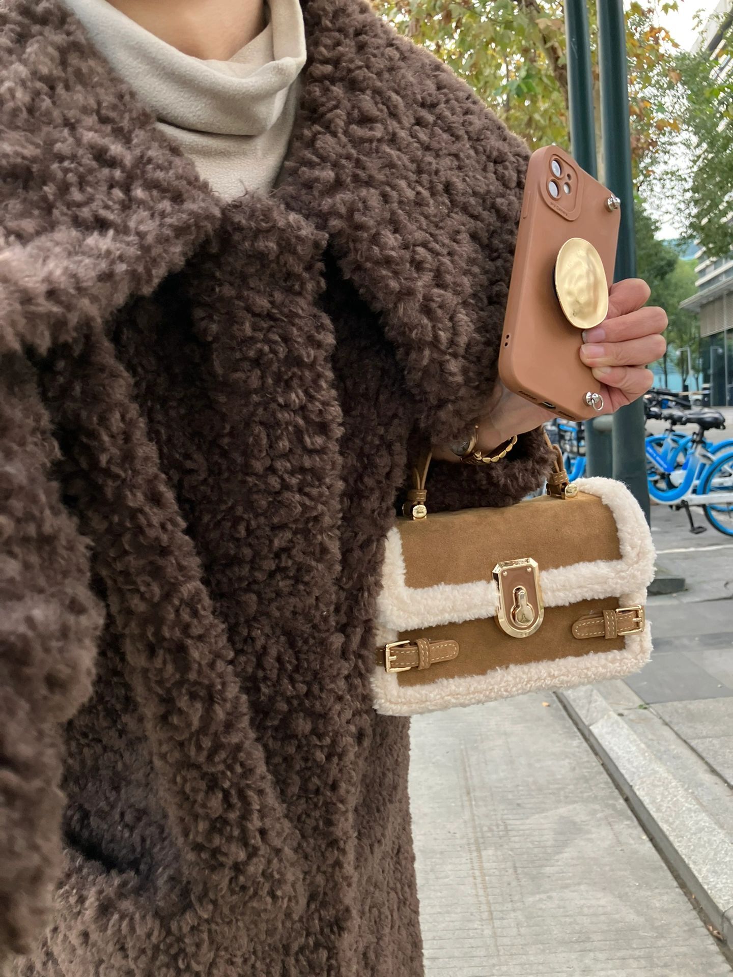 Lamb wool autumn and winter atmosphere plush small square 25s designer women new high-end splicing hand-held crossbody bag for women Fashion diagonal 