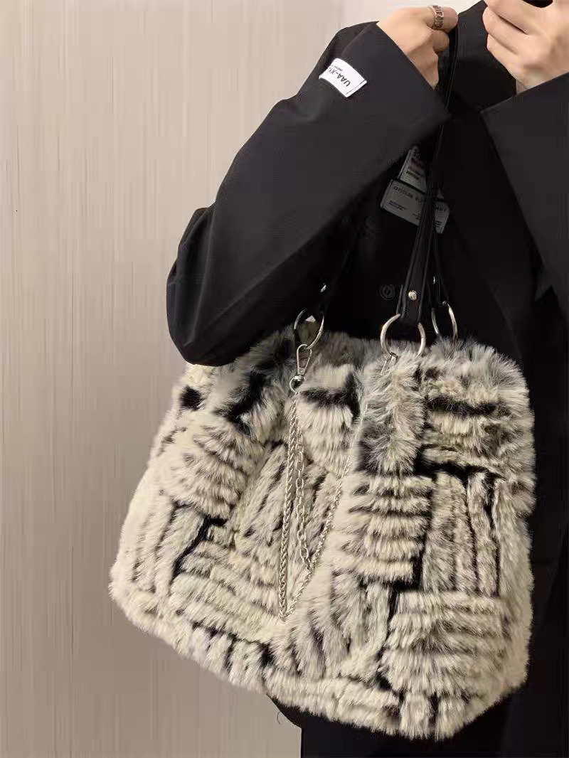 Bags Tote 2025S Designer Women Autumn/Winter New Style Horizontal/Vertical Pattern Fury Plush Large Capacity Shoulder Bag