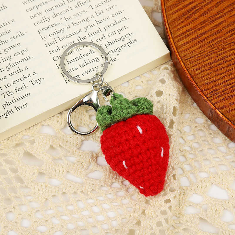 Cute Knitting Fruit Keychain Creative Knitted Strawberry Car Keys Keychain Wholesale Weaved Avocado Keyrings for Bag AccessoriesL240729