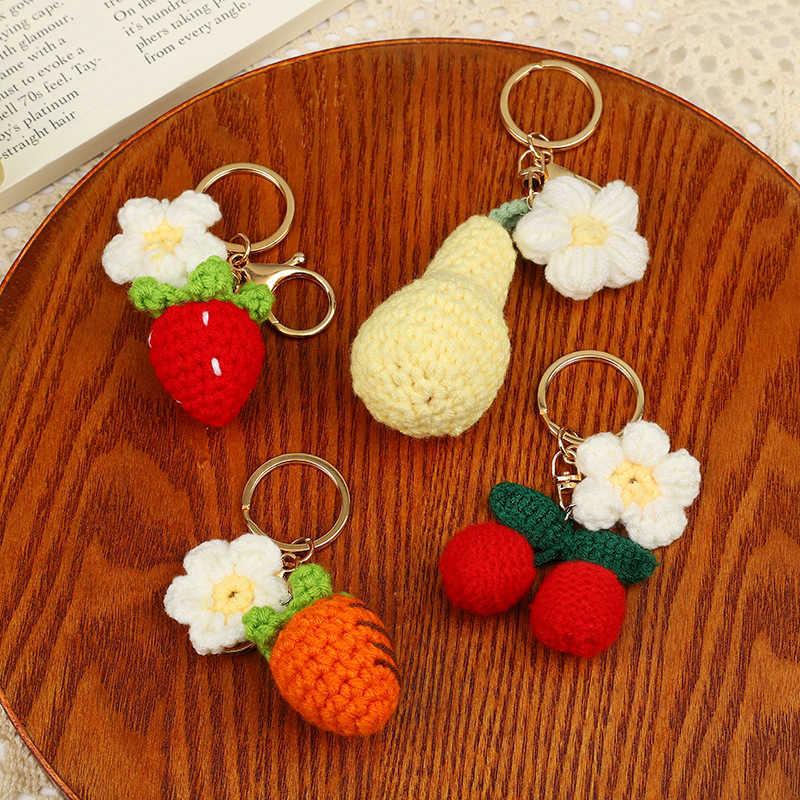 Cute Knitting Fruit Keychain Creative Knitted Strawberry Car Keys Keychain Wholesale Weaved Avocado Keyrings for Bag AccessoriesL240729