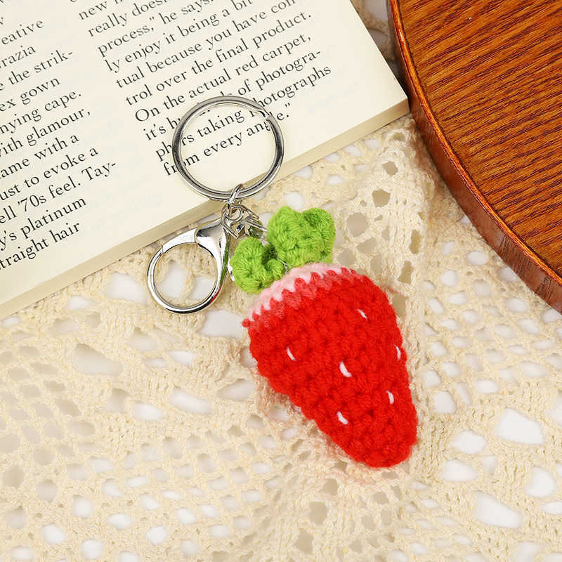 Cute Knitting Fruit Keychain Creative Knitted Strawberry Car Keys Keychain Wholesale Weaved Avocado Keyrings for Bag AccessoriesL240729