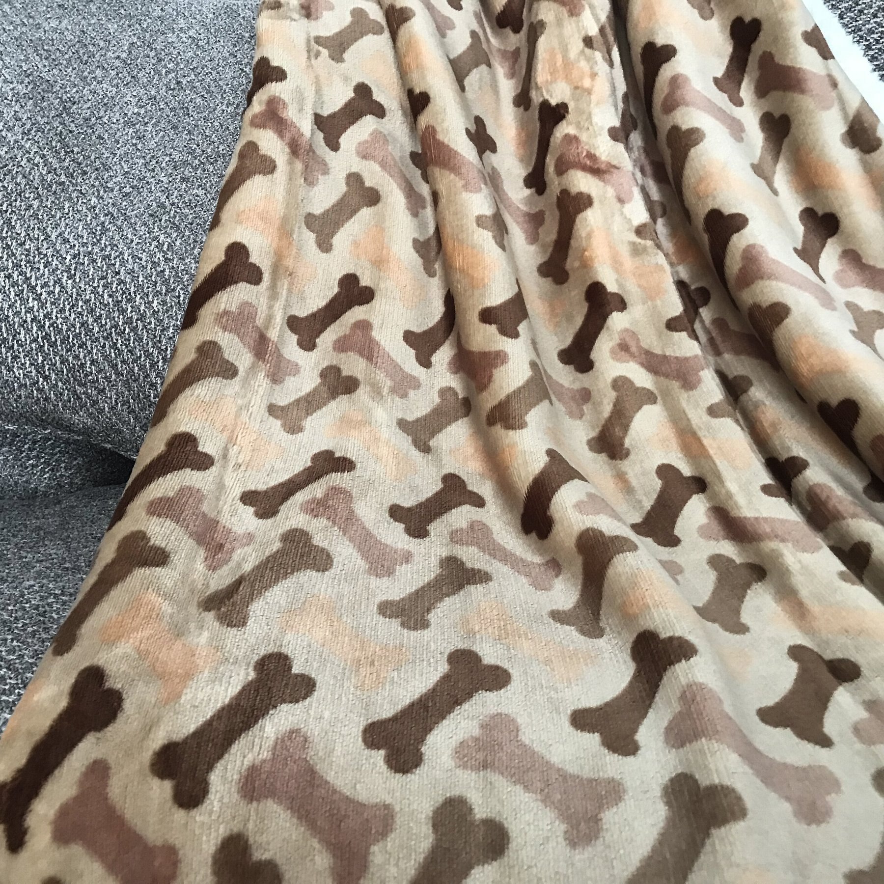 HappyCare Textiles Ultra Soft Flannel Cat & Dog Blanket