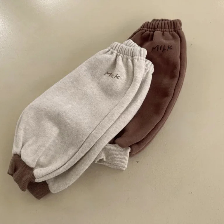 Autumn and Winter Boys and Girls Baby Velvet Thick Pants Childrens Retro Sports Pants Childrens Wool Warm Casual Pants 241121