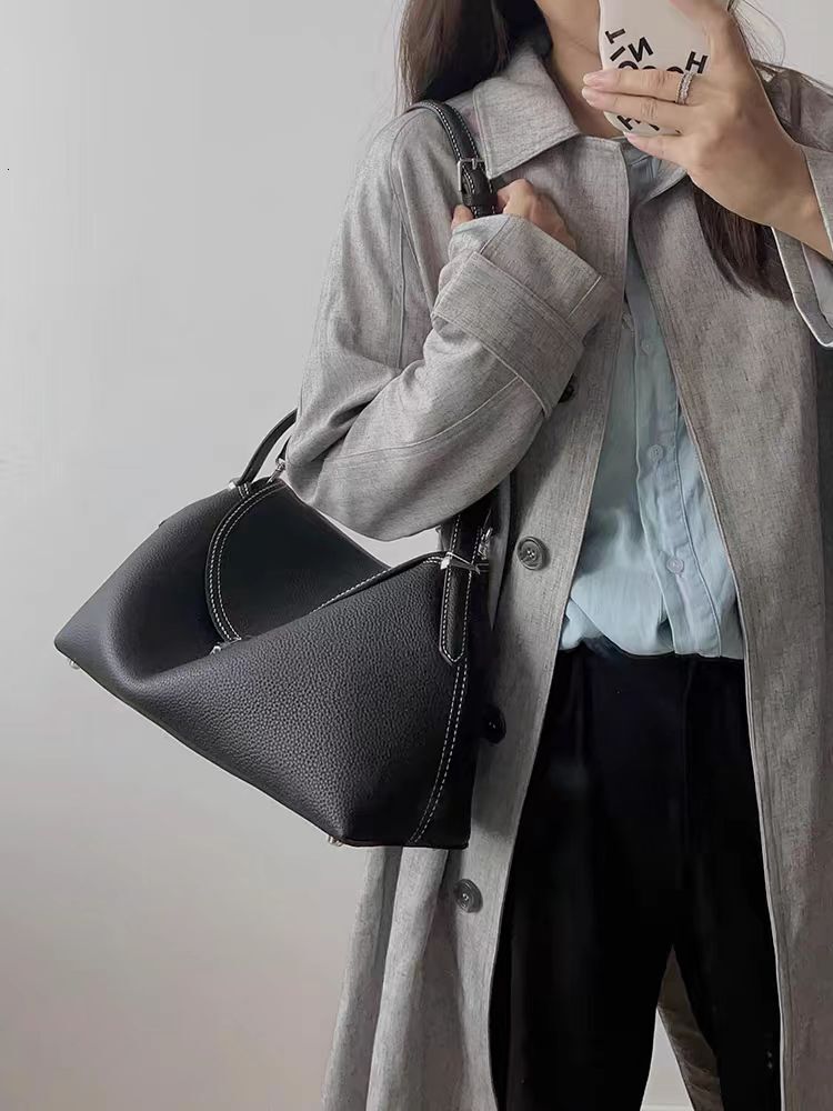 New Niche Designer Retro Tote Exquisite Versatile Handbag High-End Casual And Simple Shoulder Bag Large Capacity PU