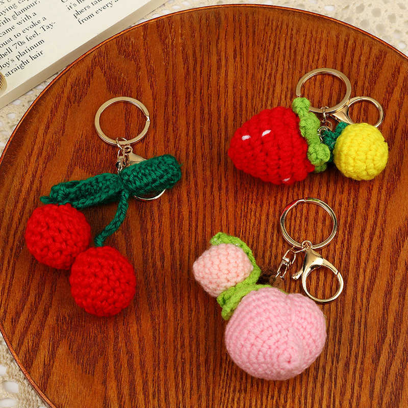 Cute Knitting Fruit Keychain Creative Knitted Strawberry Car Keys Keychain Wholesale Weaved Avocado Keyrings for Bag AccessoriesL240729