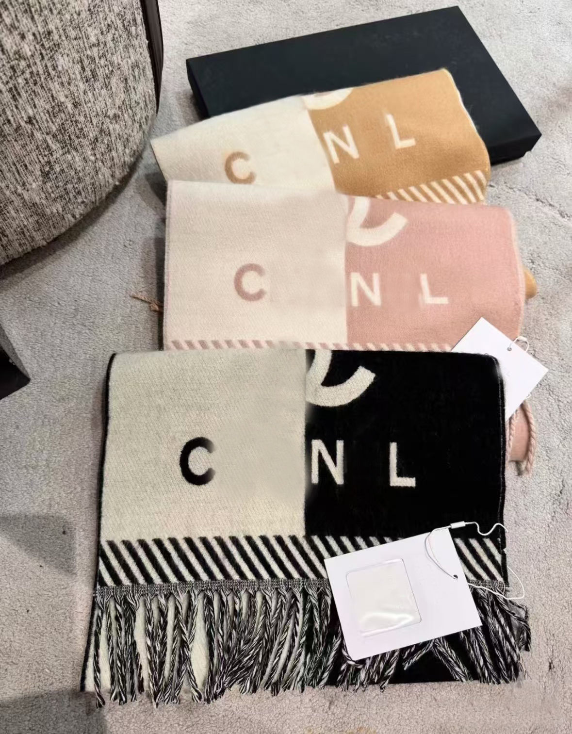New top Women Man Designer Scarf fashion 100% Cashmere Scarves For Winter Womens and mens Long shawl Warm scarf with fringe Alphabet print warm scarf