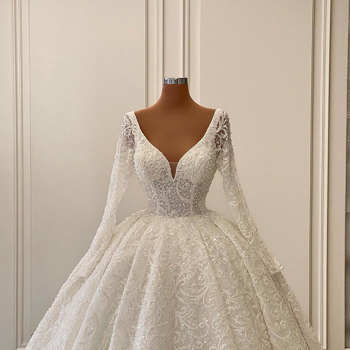 Vintage Ball Wedding Dresses V Neck Long Sleeves Bridal Gown Sequins Lace Appliques Sweep Train Customized Dress vestidos de novia