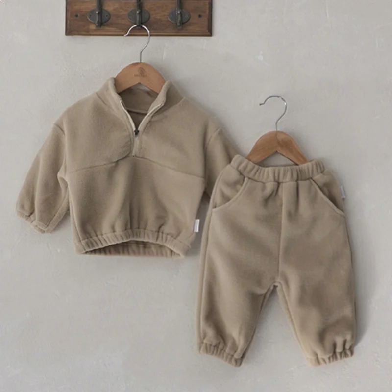 Baby boy and girl clothing set long sleeved solid color zipper toppants autumn childrens thick clothing set 241121