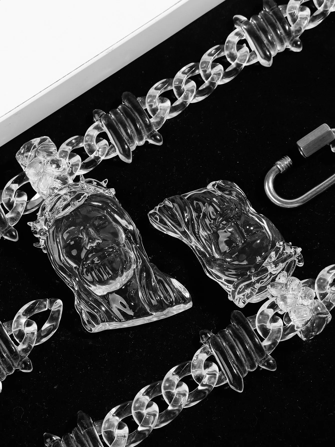 Trendy Transparent Clear Acrylic Big Juese Pendant Necklace for Men Hiphop Brambles Wire Jesus Christ Necklaces Male Jewelry 241120