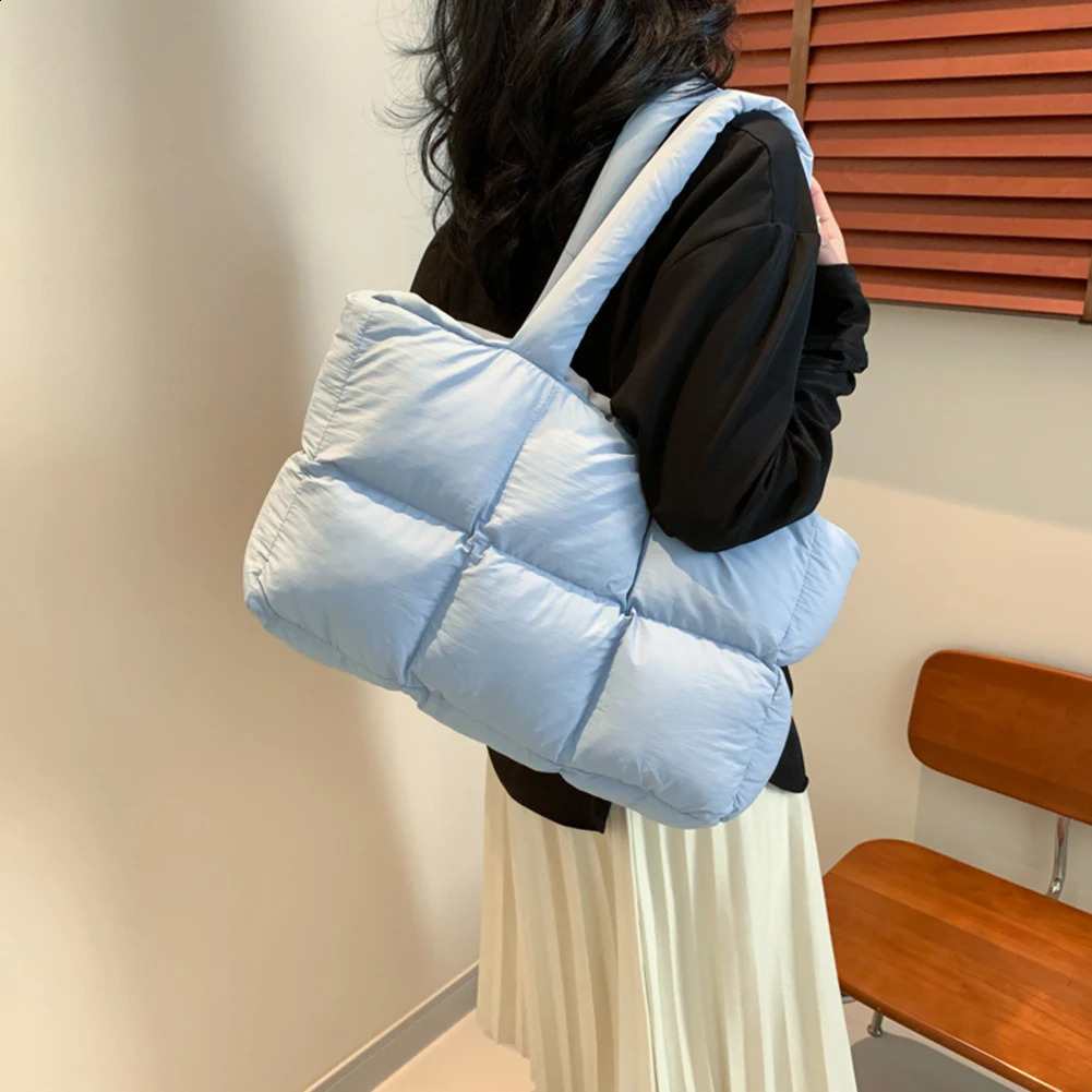 Womens Fluffy Solid Color Bedding Fashion Shopping Bag Large Capacity Soft Cloud Casual Handbag 241121ww