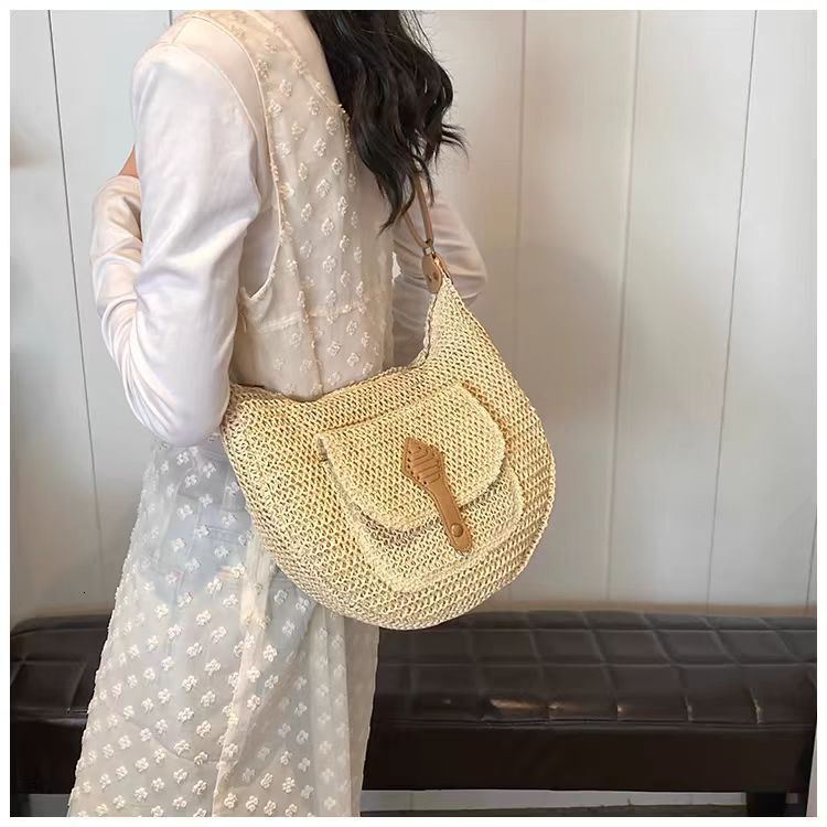 New Ins leisure simple and fashionable grass single shoulder trend paper rope saddle woven beach bag for women slanted casual bag designer women s bag
