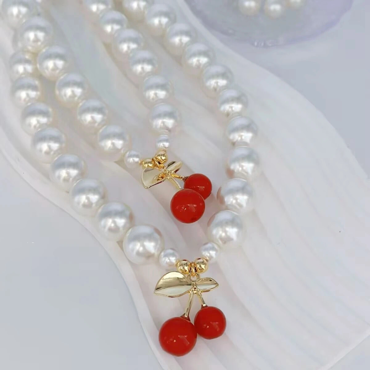 3pcs Fashion Red Cherry Charm Pendant Necklace Suitable for Womens Elegant Round Shell Pearl Chain Jewelry Fashion Ins Style Party 241122