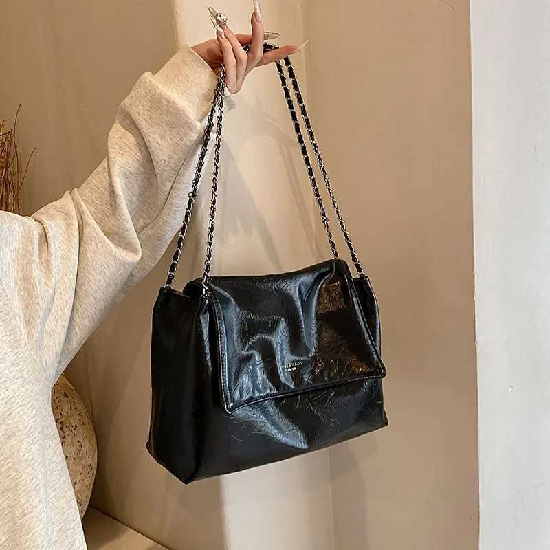 2024 Womens Large Capacity Shoulder Bag New Womens Bag Fashion Travel University Student Class Bag Y250319