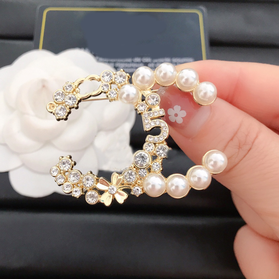 Elegant Gold Plated Brand Designer Letters Brooch Fashion Famous Women Alloy Letter Pearl Crystal Rhinestone Suit Pin Jewelry Accessories