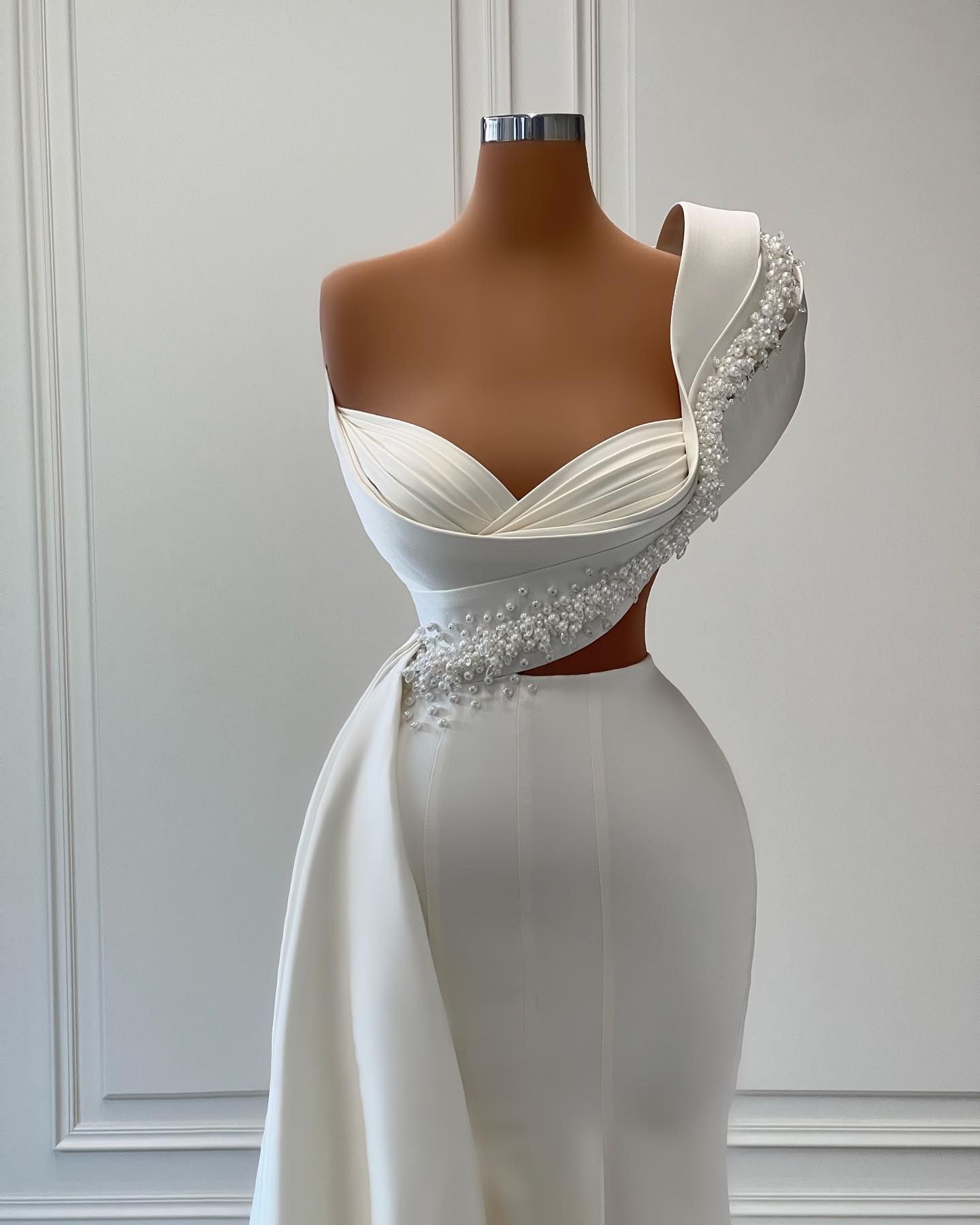 2024 Sexy Gorgeous Mermaid Wedding Dresses Bridal Gown Pearls Beaded One Shoulder Satin Cutaway Waist Sweep Train Custom Beach Country Plus Size vesti
