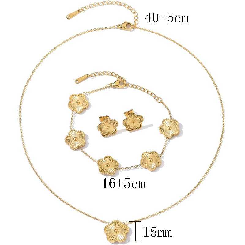 Neckalce Earring Bracelet Set for Women 2024 Hot 14K Gold Plated Stainless Steel Five Flower Jewelry Gift W241121