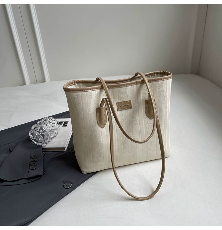 The new shoulder bag is designed specifically for women with a large capacity and high end feel It is a winter designer trend bag leisure for women