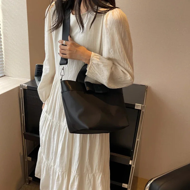 New leisure nylon fabric sewing thread portable shoulder fashionable trend simple crossbody bag solid color large capacity designer handbag