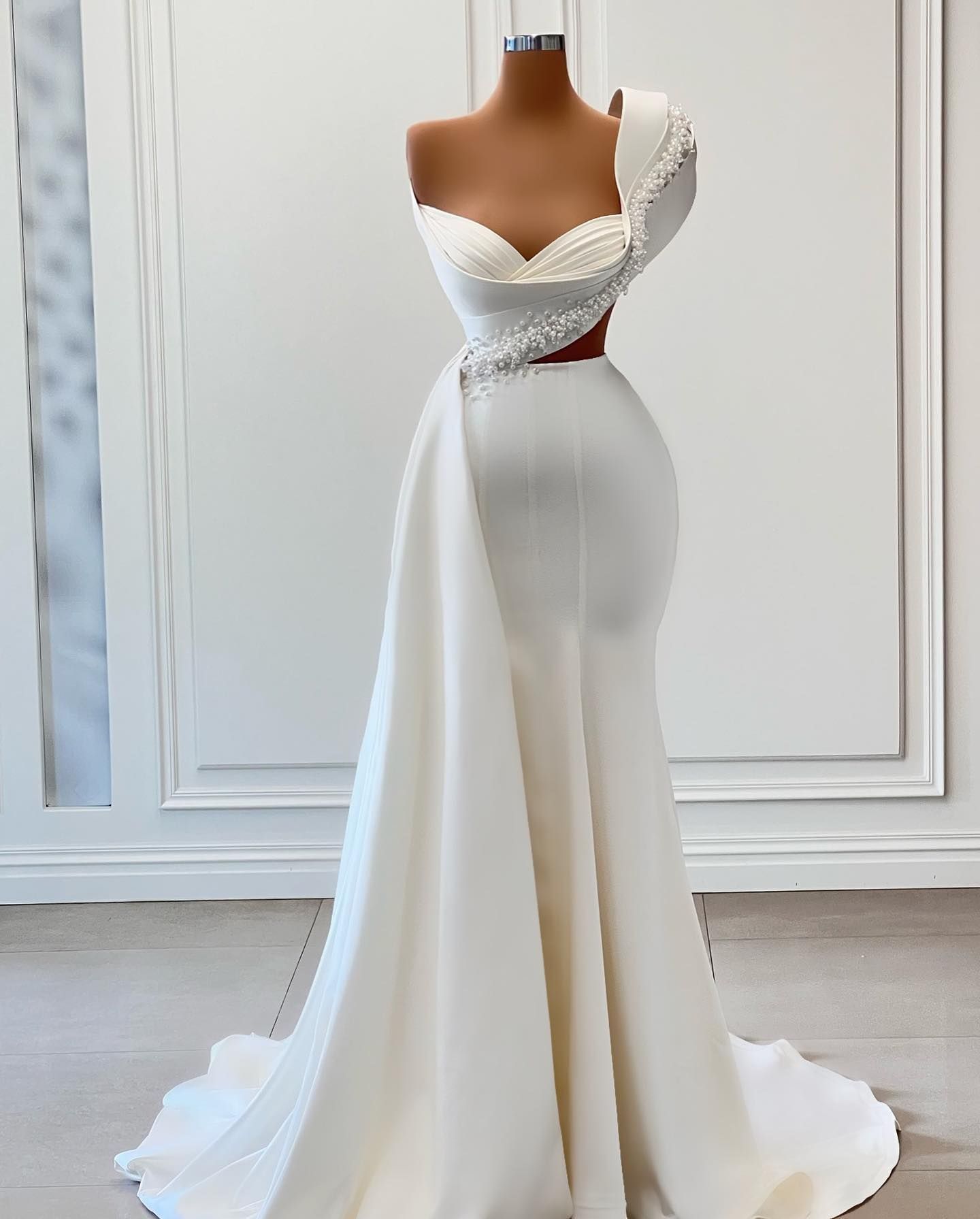 2024 Sexy Gorgeous Mermaid Wedding Dresses Bridal Gown Pearls Beaded One Shoulder Satin Cutaway Waist Sweep Train Custom Beach Country Plus Size vesti