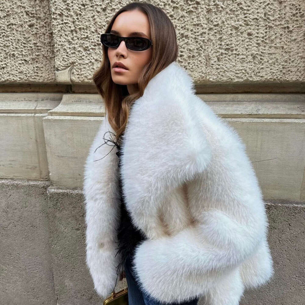 Fashionable large lapel faux elegant and socialite, long sleeved warm coat, fur top