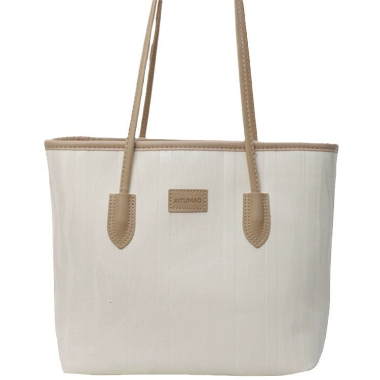 The new shoulder bag is designed specifically for women with a large capacity and high end feel It is a winter designer trend bag leisure for women