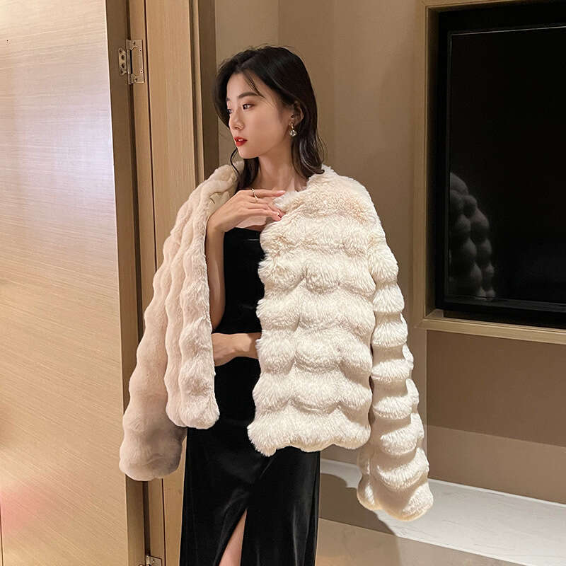 White coat for women in winter, style imitating fur temperament, socialite plush collarless top, small short top
