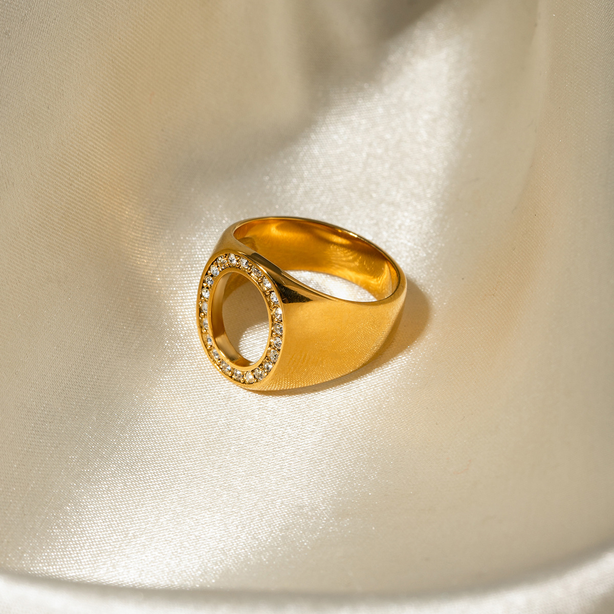 Designer Retro New 18k Gold Stainless Steel Ring for Women with AAA Zircon Ring Oval Hollow Personality Party Wedding Jewelry Wholesale Can Customize 