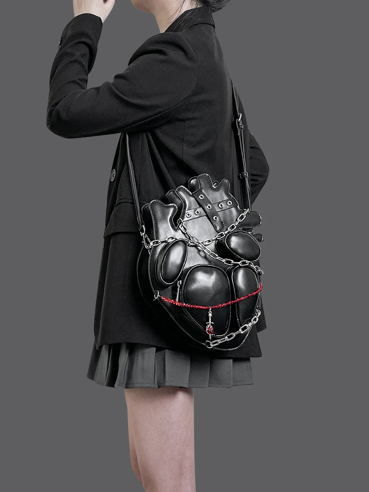 HIATUS original dark binding chain heart shoulder crossbody bag creative gothic style punk metal sexy bag 241121