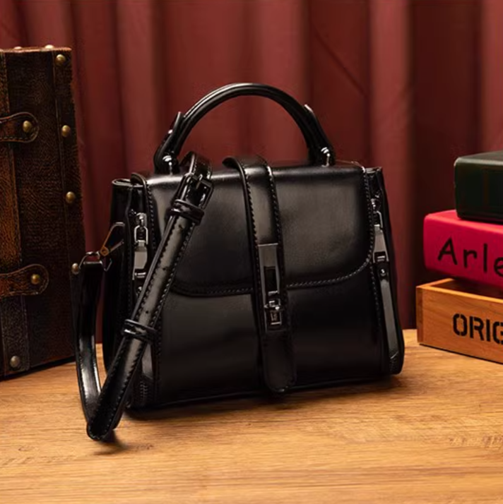 2024 High-quality high-end leather selling men's women's outdoor bag sports leisure travel handbag Laides massage bag purse with tag 09