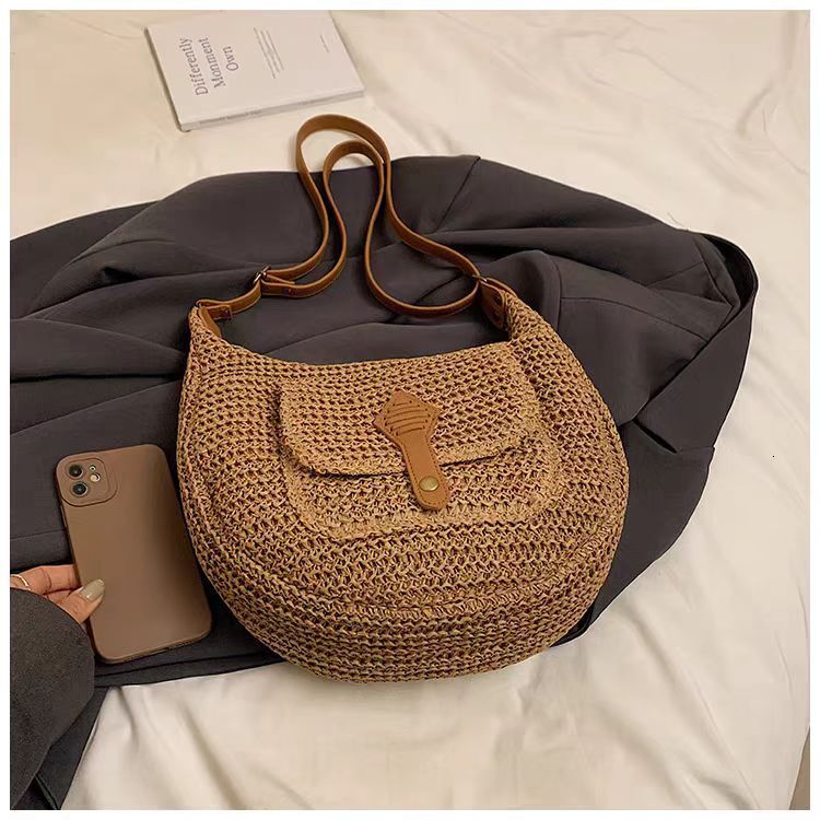 New Ins leisure simple and fashionable grass single shoulder trend paper rope saddle woven beach bag for women slanted casual bag designer women s bag