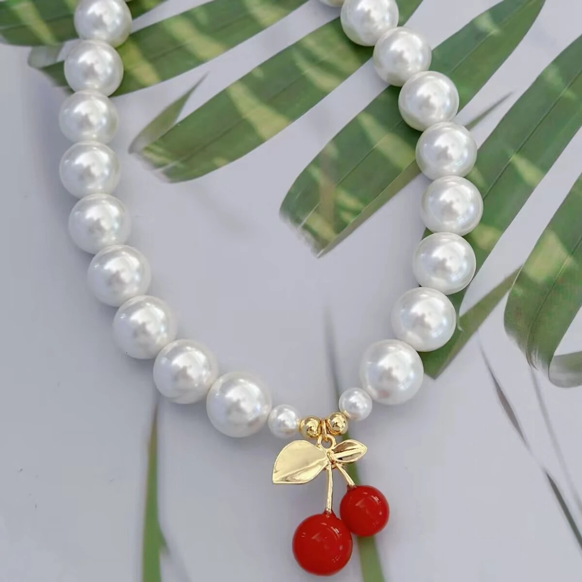3pcs Fashion Red Cherry Charm Pendant Necklace Suitable for Womens Elegant Round Shell Pearl Chain Jewelry Fashion Ins Style Party 241122