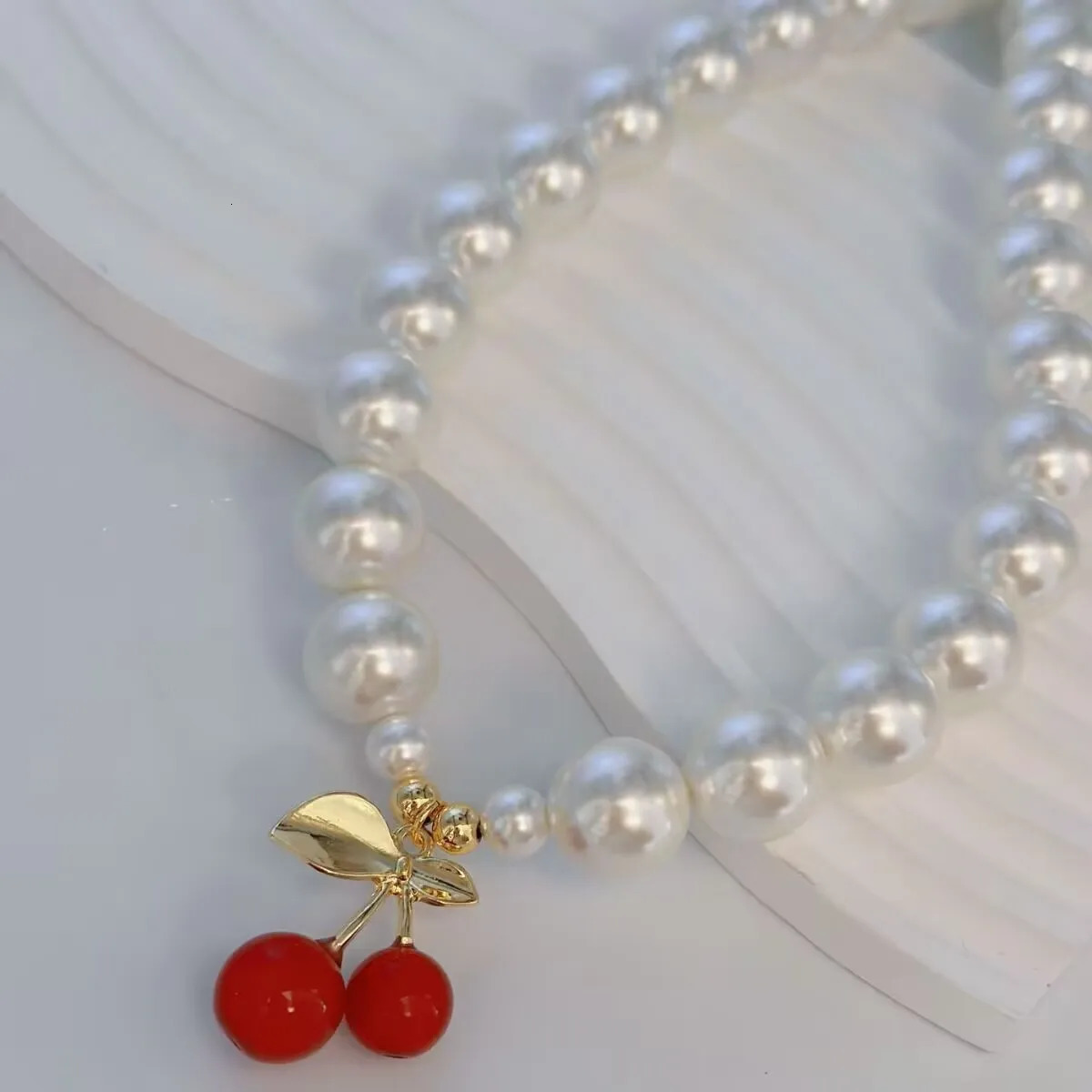 3pcs Fashion Red Cherry Charm Pendant Necklace Suitable for Womens Elegant Round Shell Pearl Chain Jewelry Fashion Ins Style Party 241122