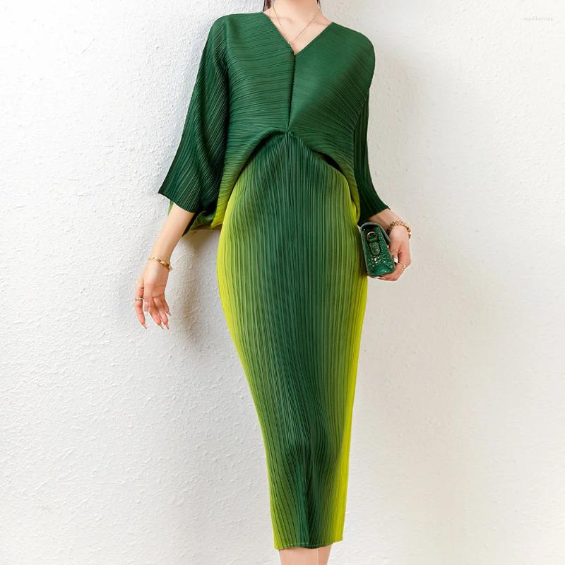Casual Dresses Miyake Pleated Spring/Summer 2024 V-Neck Bat Long Sleeve Gradient Print Dress Temperament High Grade Women's