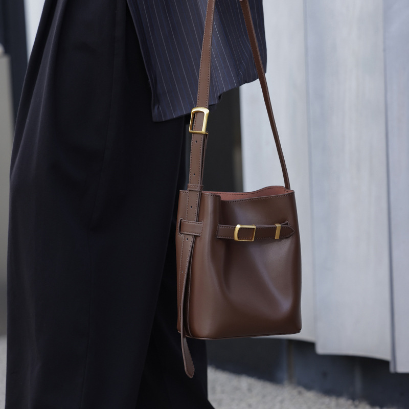 Genuine Leather Bucket For Women New Vintage Messenger High Quality Simple Handbag Lady Shoulder Bag Bag Female Zipper Style BagVoyage