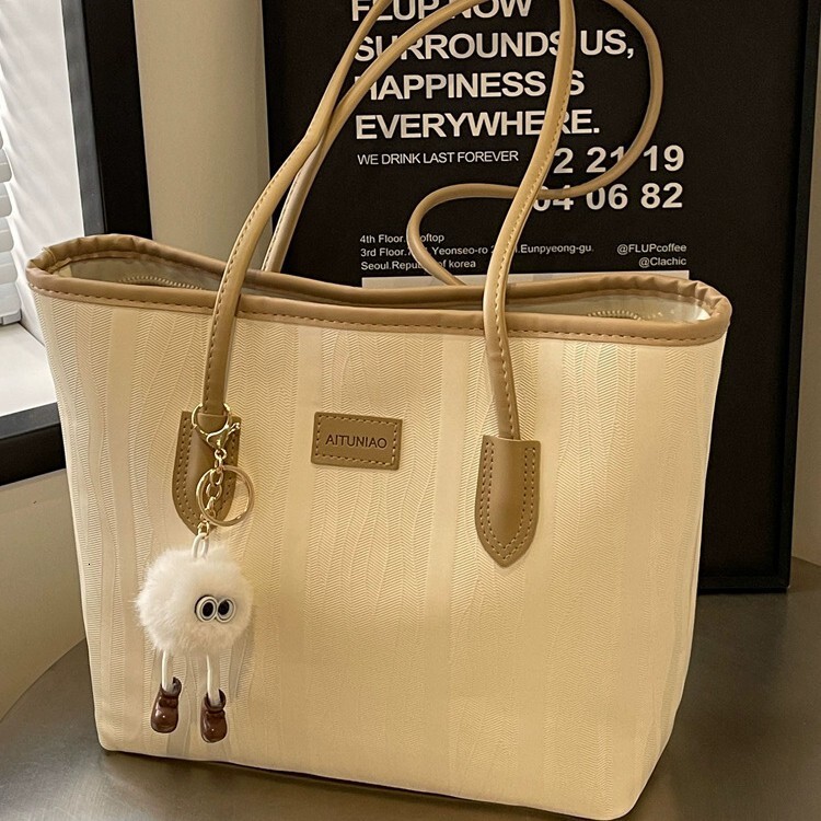 The new shoulder bag is designed specifically for women with a large capacity and high end feel It is a winter designer trend bag leisure for women