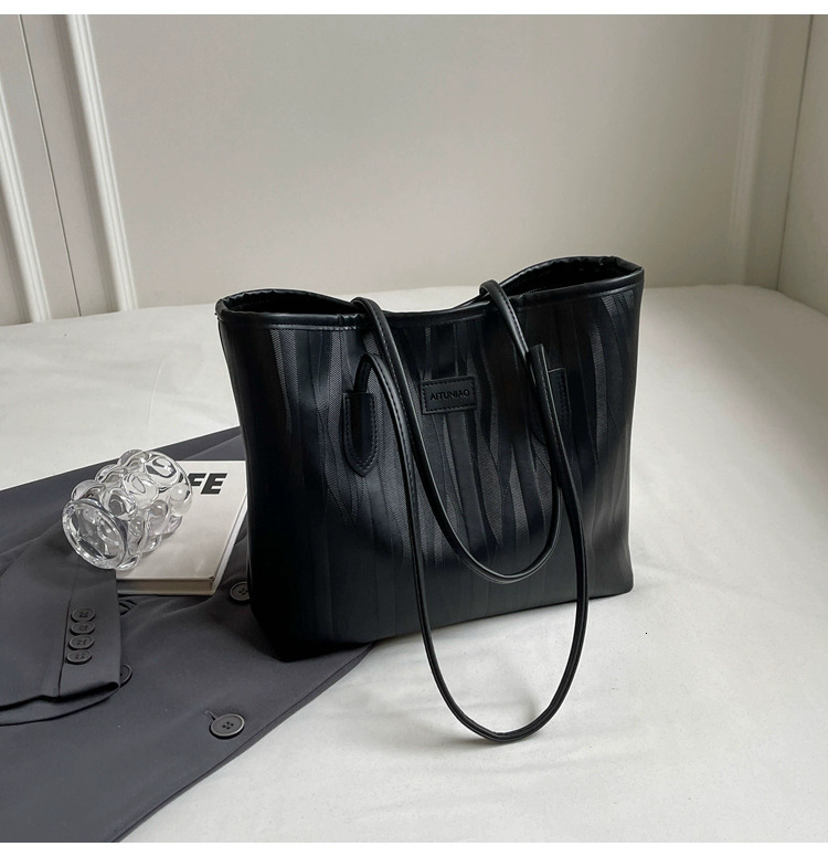 The new shoulder bag is designed specifically for women with a large capacity and high end feel It is a winter designer trend bag leisure for women