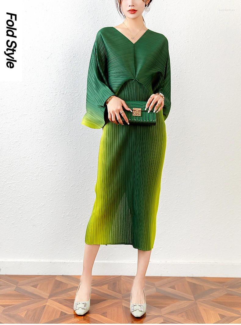 Casual Dresses Miyake Pleated Spring/Summer 2024 V-Neck Bat Long Sleeve Gradient Print Dress Temperament High Grade Women's