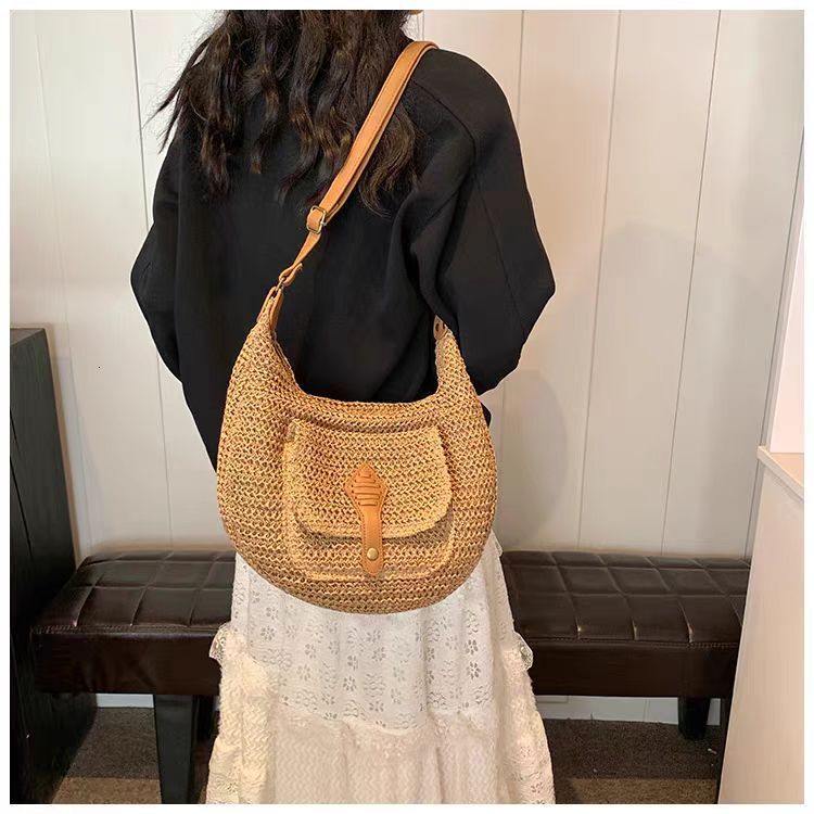 New Ins leisure simple and fashionable grass single shoulder trend paper rope saddle woven beach bag for women slanted casual bag designer women s bag