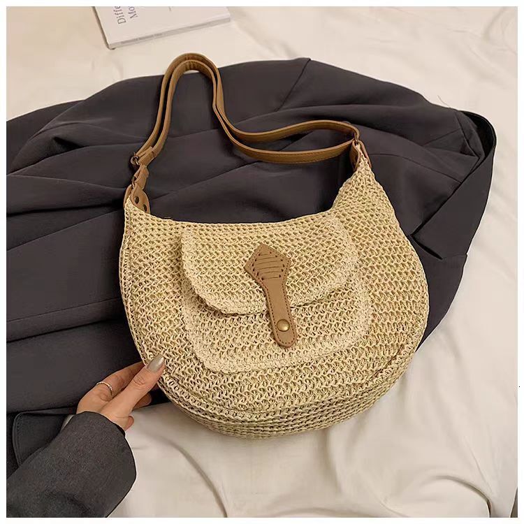 New Ins leisure simple and fashionable grass single shoulder trend paper rope saddle woven beach bag for women slanted casual bag designer women s bag