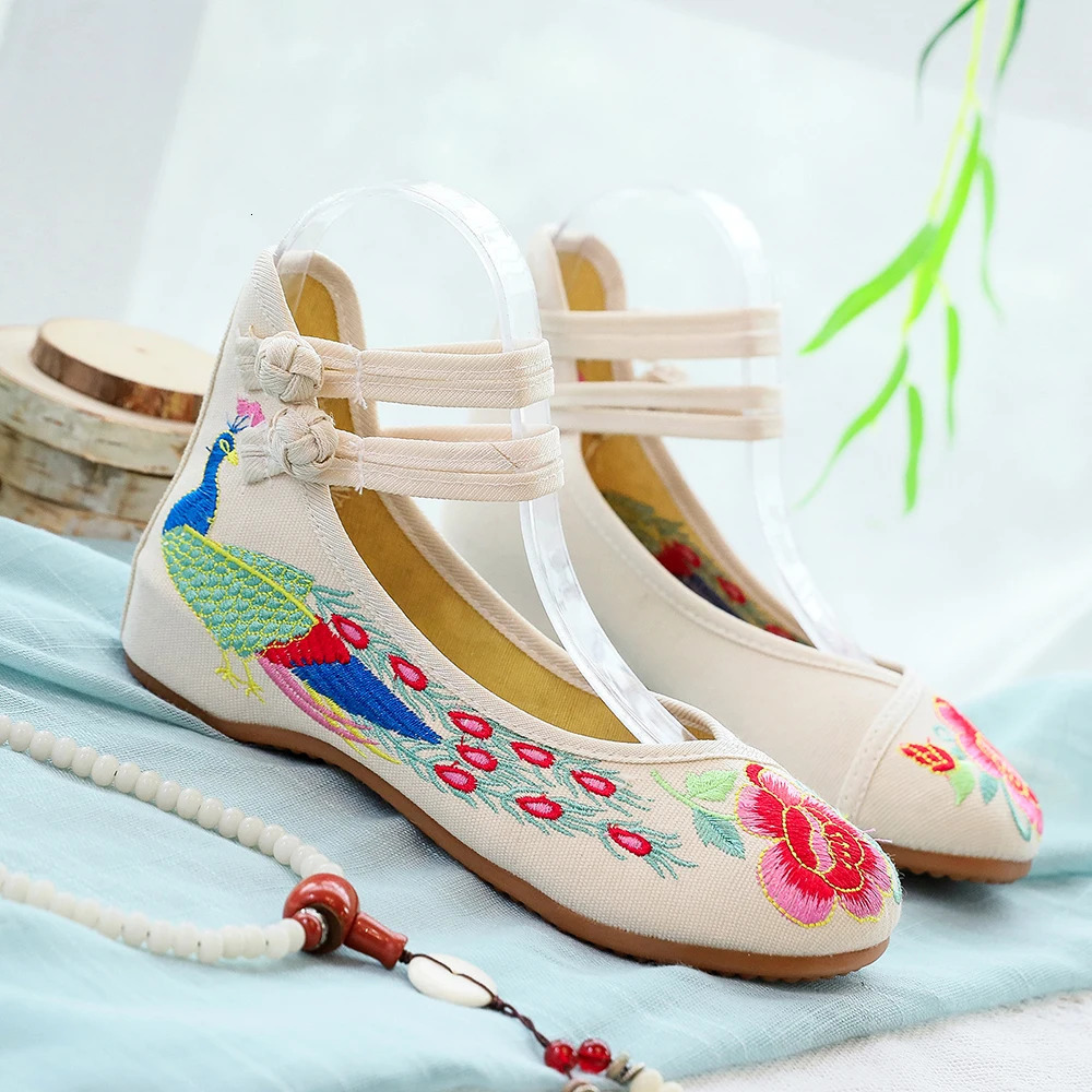 Veowalk Big Size 3443 Chinese Style Peacock Embroidery Womens Flats Old Peking Soft Sole Casual Breathable Cloth Shoes Woman 241122