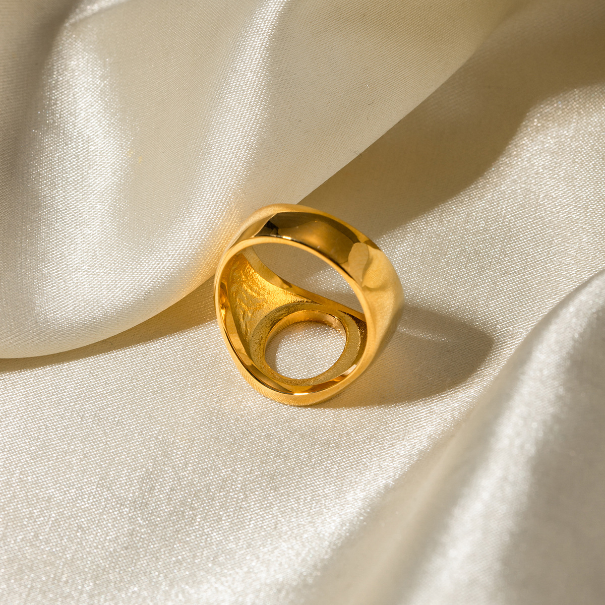 Designer Retro New 18k Gold Stainless Steel Ring for Women with AAA Zircon Ring Oval Hollow Personality Party Wedding Jewelry Wholesale Can Customize 