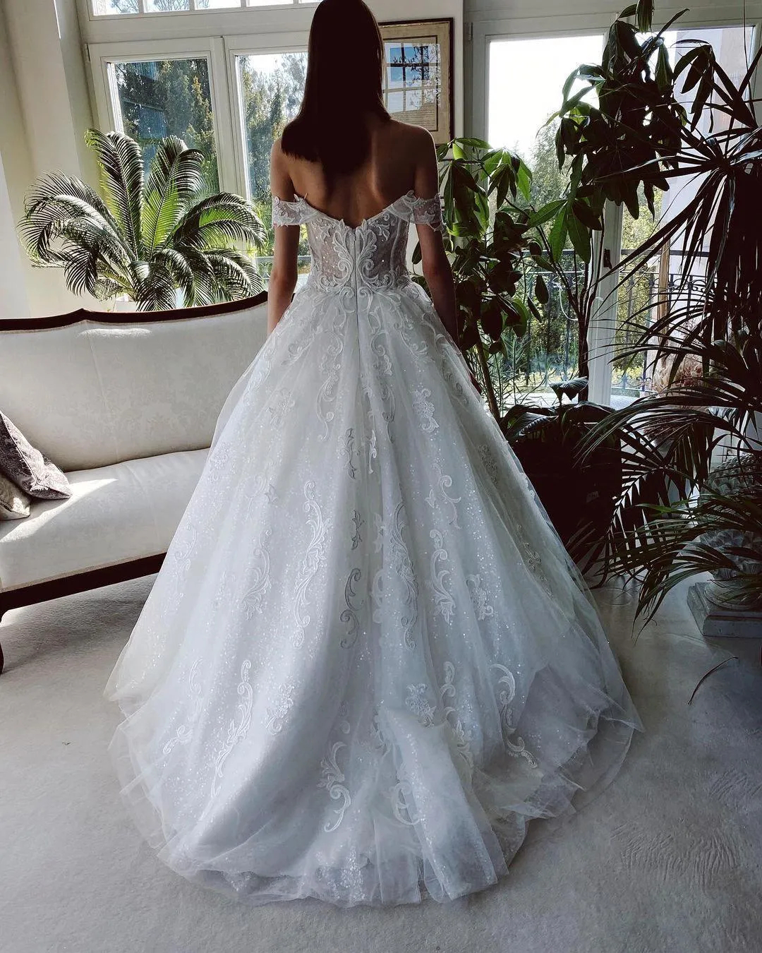 Glitter White Sequined A Line Wedding Dresses Off The Shoulder Sweetheart Lace Appliques Long Tulle Bridal Gown Lace Appliques Open Back Country Garde
