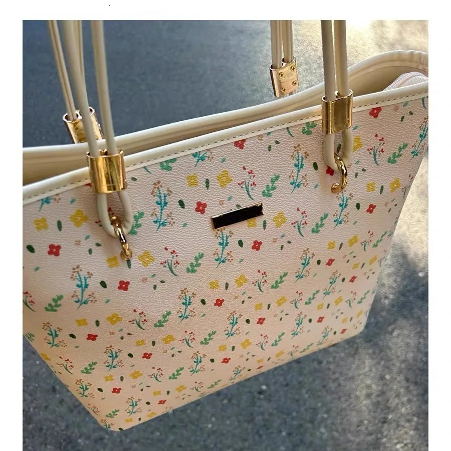 This trend year s popular high capacity ral women s trend new niche handbag for girls commuting shoulder bag designer handbag