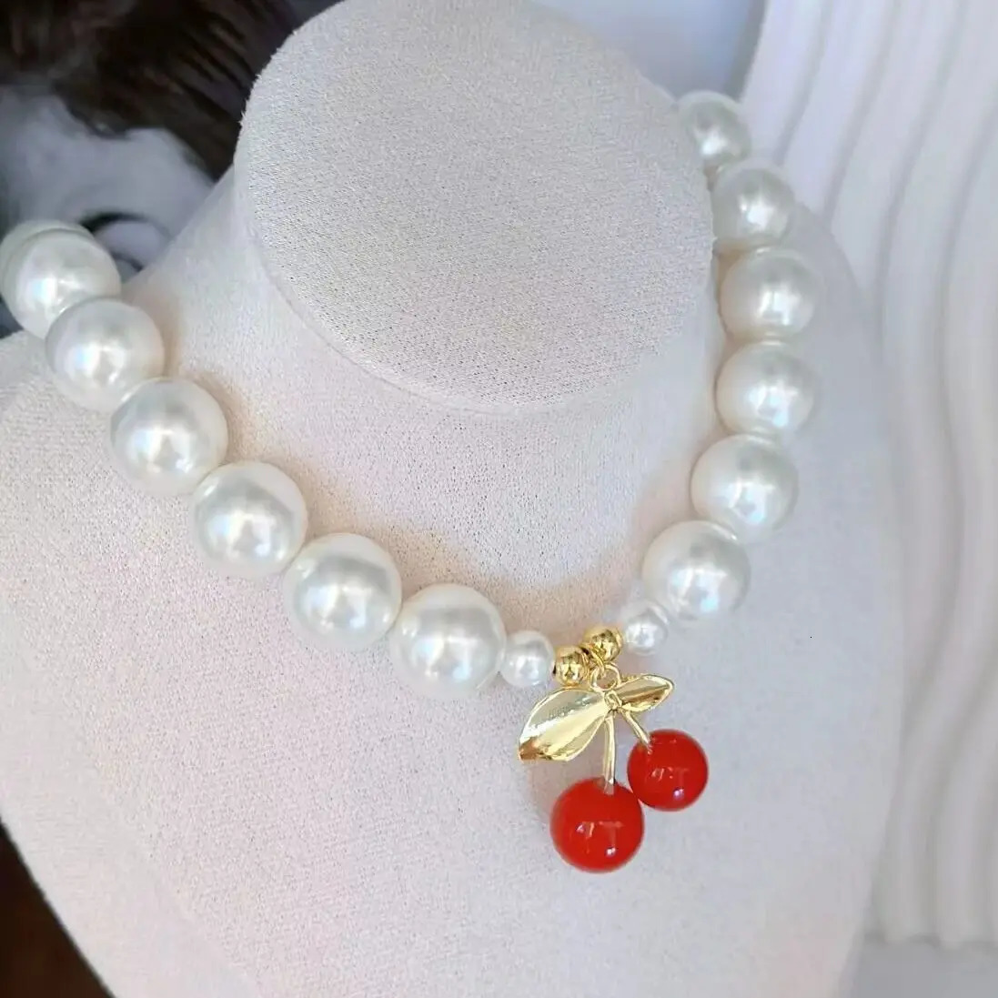 3pcs Fashion Red Cherry Charm Pendant Necklace Suitable for Womens Elegant Round Shell Pearl Chain Jewelry Fashion Ins Style Party 241122