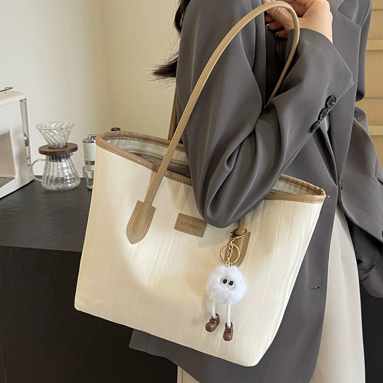 The new shoulder bag is designed specifically for women with a large capacity and high end feel It is a winter designer trend bag leisure for women