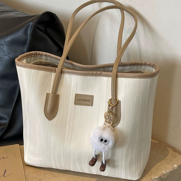 The new shoulder bag is designed specifically for women with a large capacity and high end feel It is a winter designer trend bag leisure for women