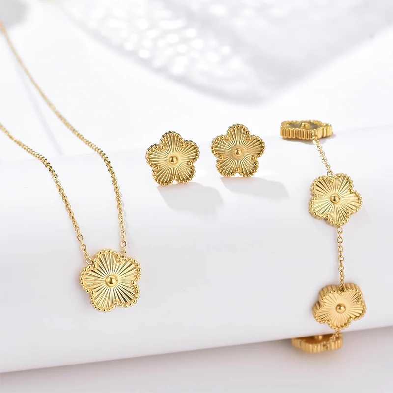 Neckalce Earring Bracelet Set for Women 2024 Hot 14K Gold Plated Stainless Steel Five Flower Jewelry Gift W241121