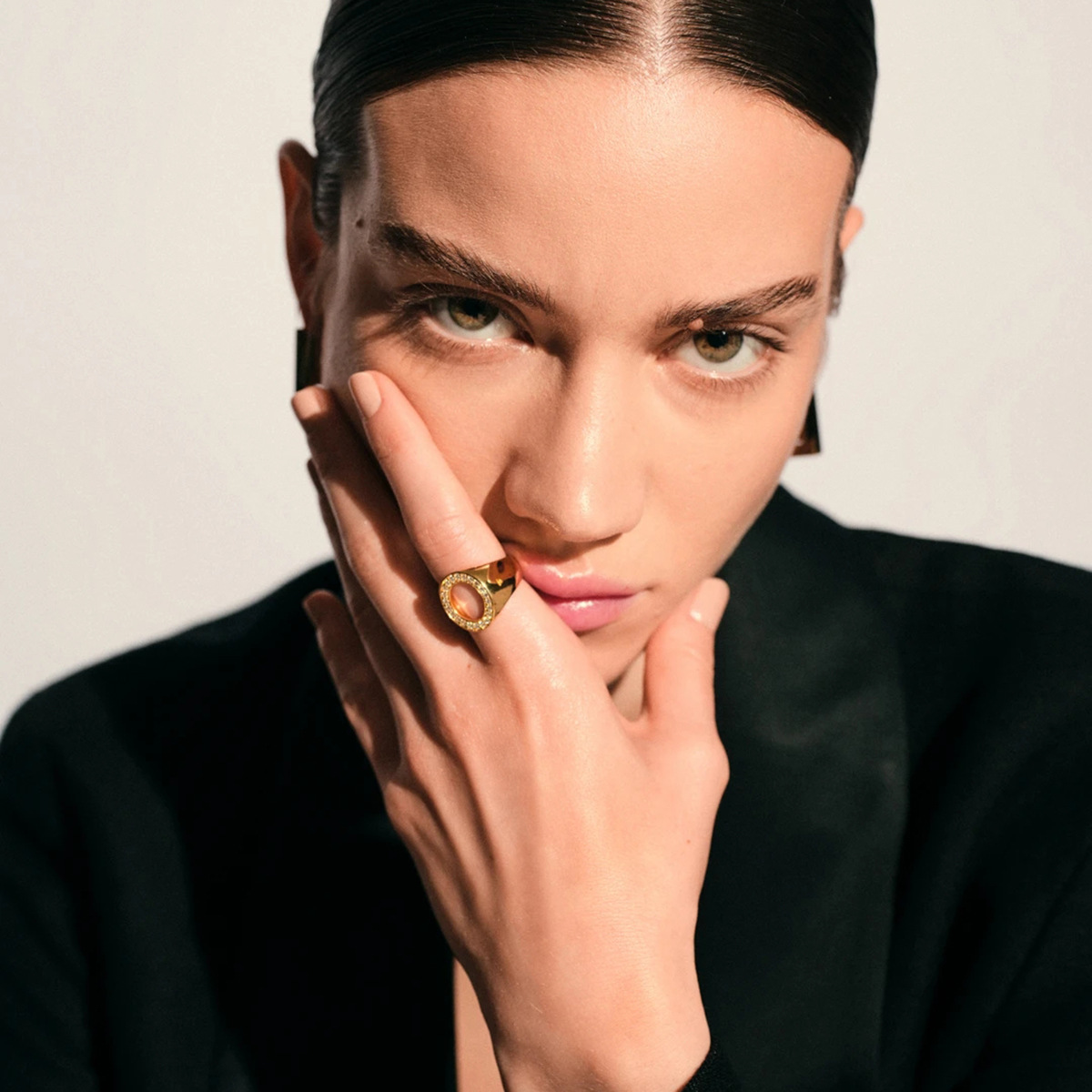 Designer Retro New 18k Gold Stainless Steel Ring for Women with AAA Zircon Ring Oval Hollow Personality Party Wedding Jewelry Wholesale Can Customize 